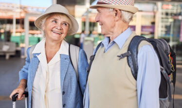 pareja-ancianos-preparandose-para-viaje-avion