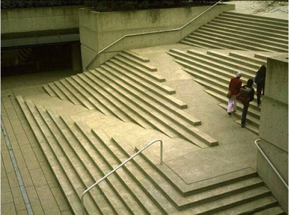 Escaleras en la Plaza Robson, en Vancouver – Escaleras que incorporan una rampa para silla de ruedas.