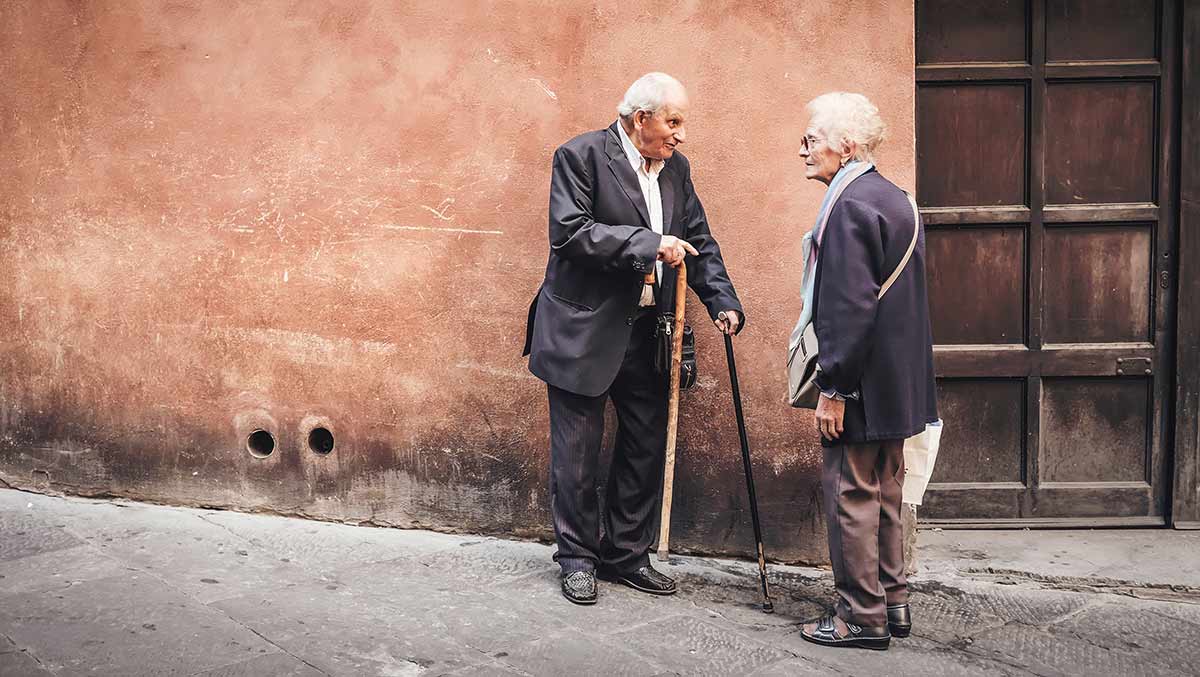 Pareja de ancianos en Siena, Italia