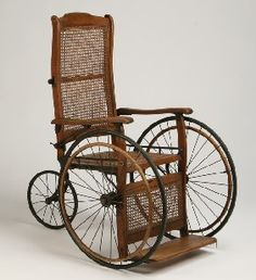 Silla de ruedas del siglo XIX, de madera y mimbre